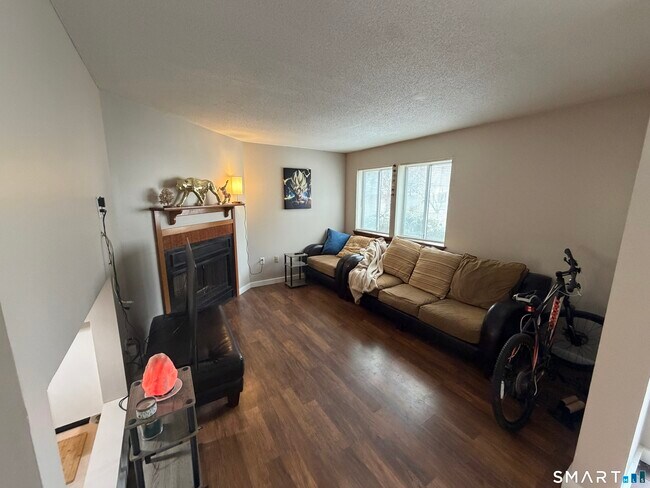 Building Photo - 60 Old Town Rd