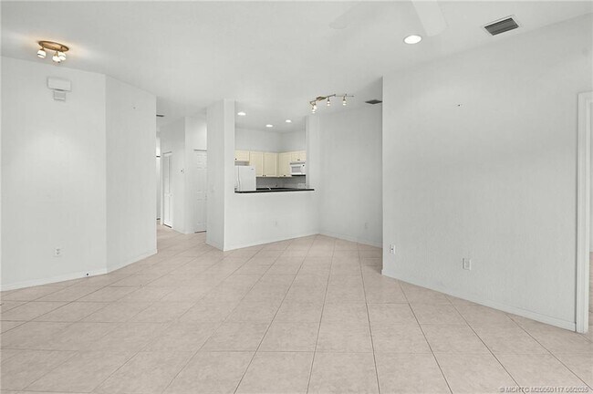 Building Photo - 1550 SE Hampshire Way
