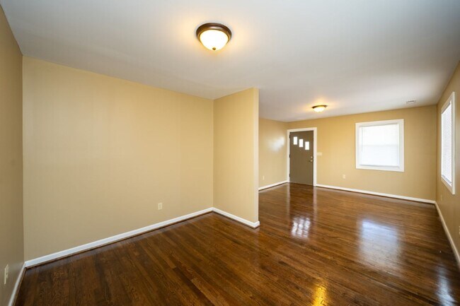 Building Photo - Move-In Ready Modern Makeover! Spacious 4-...