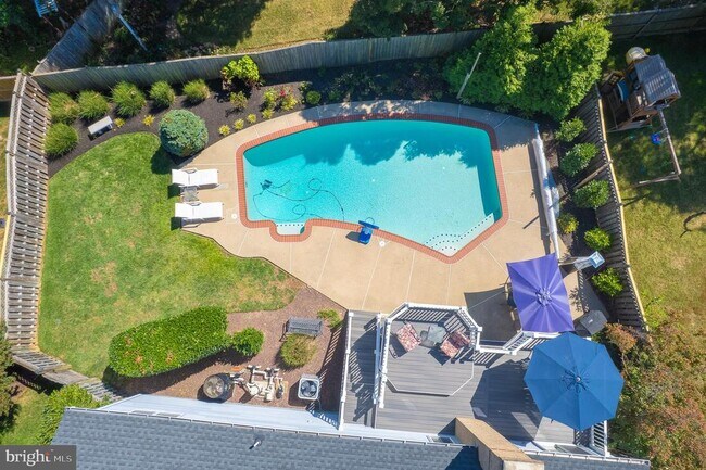 Building Photo - 1615 Spottsworth Way