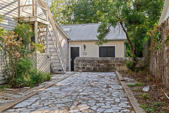 Building Photo - 203 W Creek St