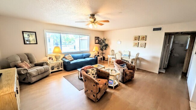 Building Photo - Annual UNFURNISHED 2/1 condo Island life
