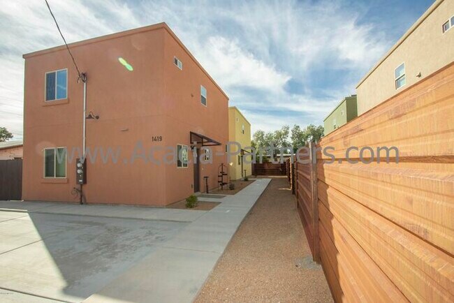 Building Photo - Newer Two Bedroom Town Homes