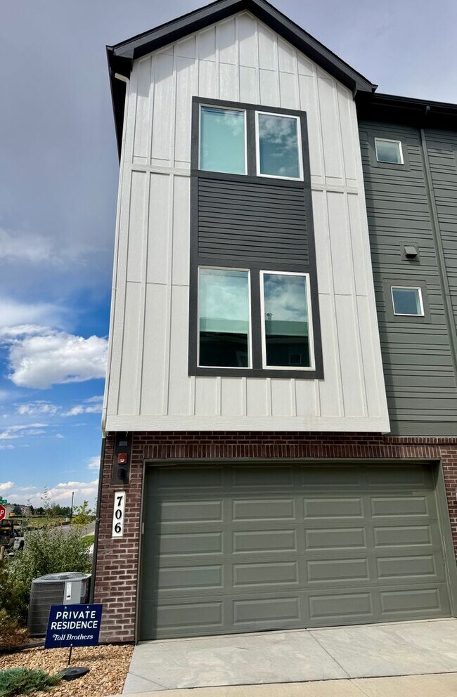 Building Photo - 706 Saddle Dr