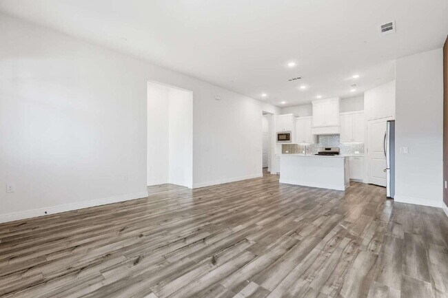 Building Photo - 1332 Square foot townhome in a beautiful community in Argyle, TX ready for lease.