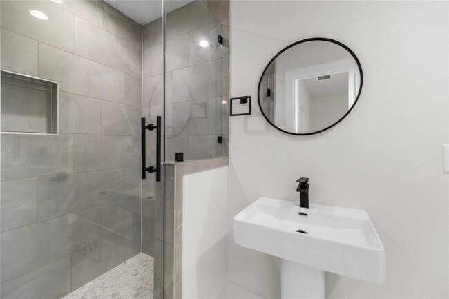 Building Photo - 947 Green Meadow Ln