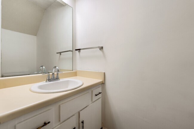 Building Photo - Updated 2BR/2.5BA in Fantastic Chapel Hill Location! Convenient to I-40!