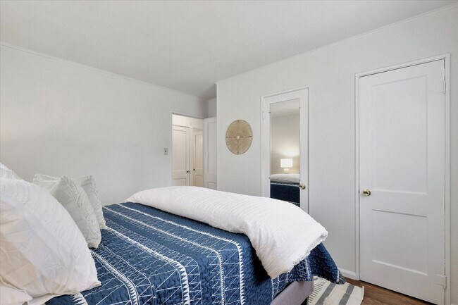 Building Photo - 303 Hessel Blvd