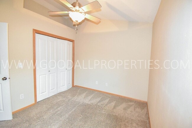 Building Photo - 2-Bedroom, 2-Bath Urbandale Townhome with 2-Car Attached Garage