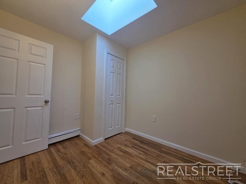 Building Photo - Spacious 2-3 Bed, 2 Bath Apartment with In...