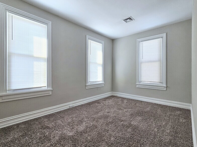 Building Photo - 221 Main St