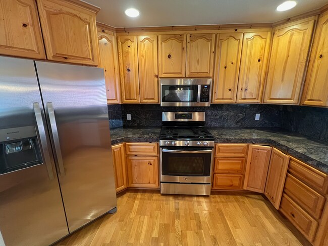 Building Photo - Low Elevation Home Steps From Championship Golf Course