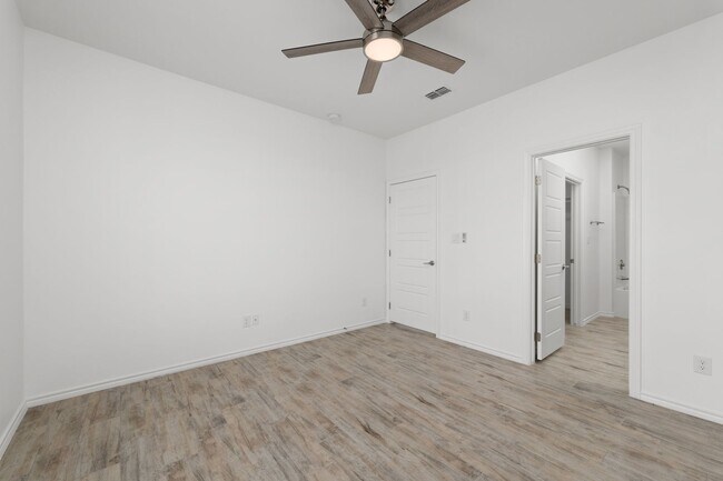 Building Photo - 411 Hinojosa