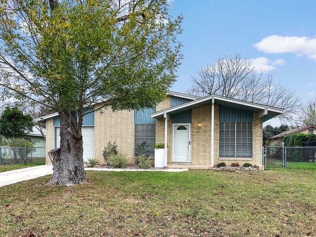 Building Photo - Convenient South SA Location—3BR with W/D Included