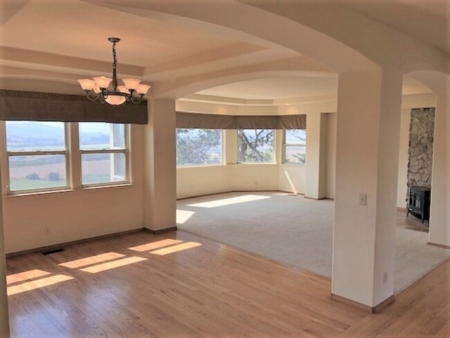 Building Photo - Exceptionally Private Estate Property with Spectacular Views