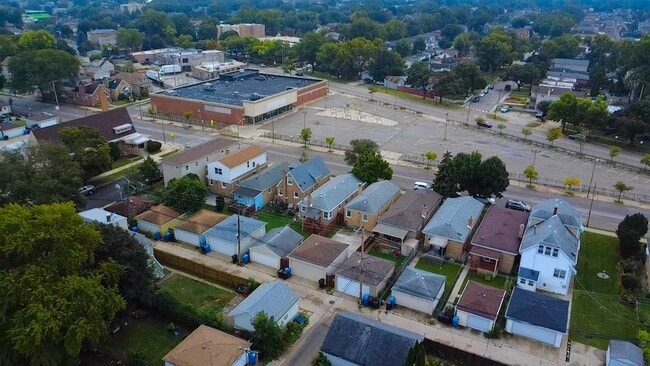 Building Photo - 6230 W Foster Ave