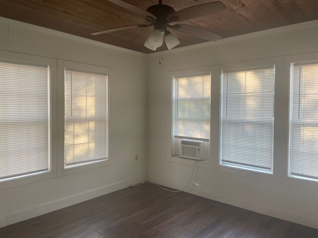 Building Photo - 2/1 with bonus room FENCED YARD PET FRIENDLY