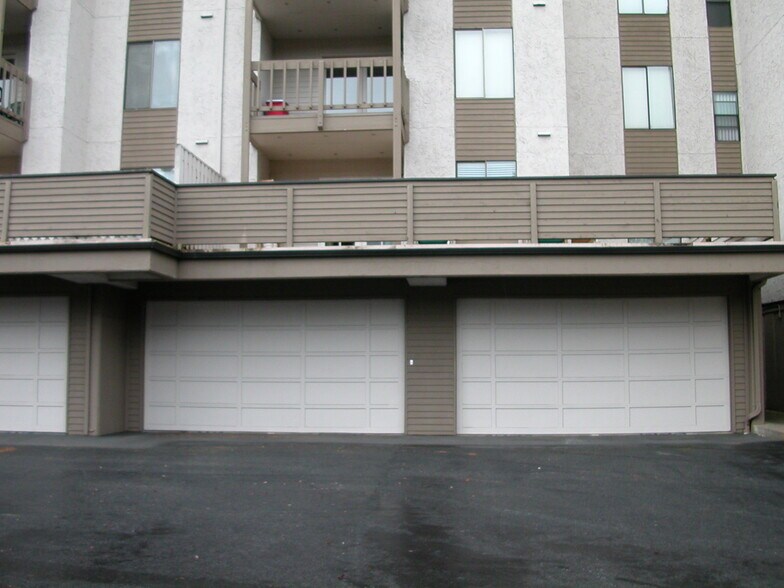 Deck Area and Parking - 10418 Northeast 32nd Place