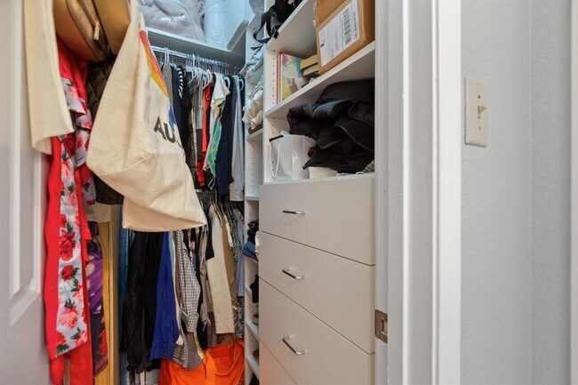 Building Photo - 715-22 1/2 W 22 1/2 St