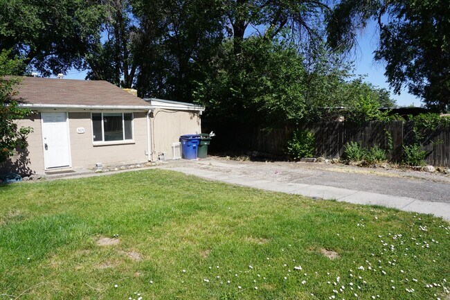 Building Photo - 3670-3672 Atlas Way