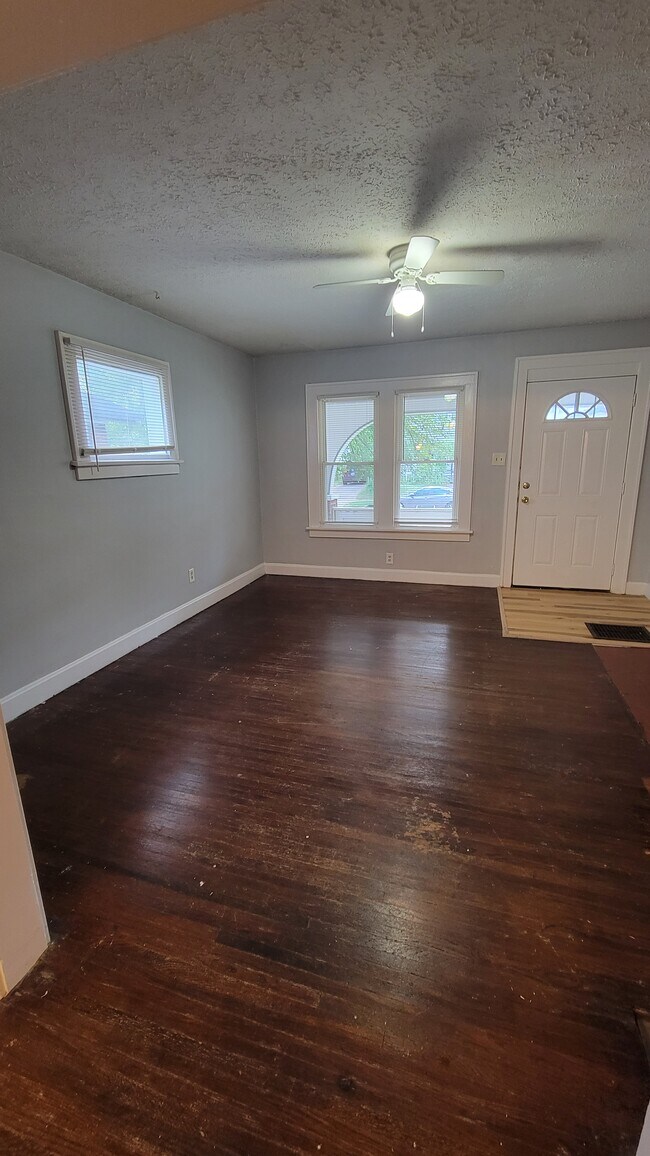 Building Photo - 40 N Roys Ave