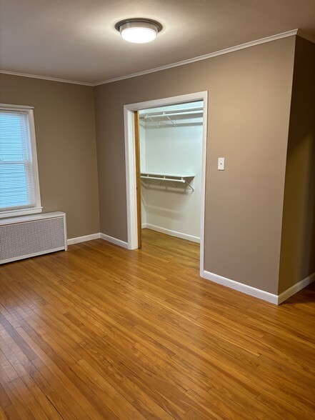 Master bedroom walk-in closet - 28 Newman St