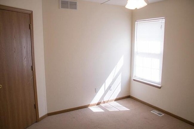 Building Photo - 4/Bed - 3/Bath