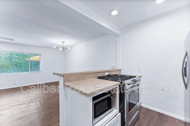 Building Photo - 502 Calle Santa Rosa S