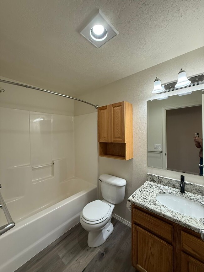 Building Photo - Freshly Updated Four Bedroom