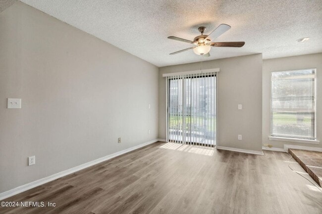 Building Photo - Renovated Condo in a Convenient Location!