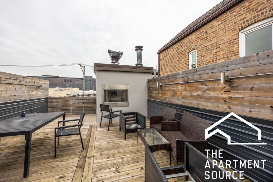 Building Photo - 1224 W Augusta Blvd