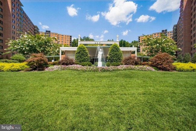 Building Photo - Wesley Heights Two Bedroom, Two Baths, Fur...