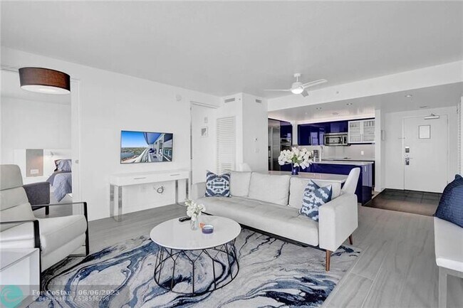 Building Photo - 3101 Bayshore Dr