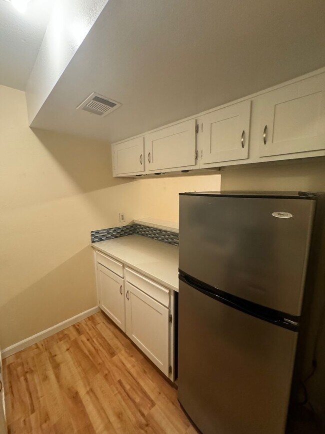 Building Photo - 3000 Broadway