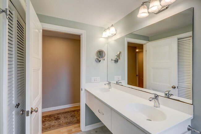 Building Photo - 1827 Larchmont Ln