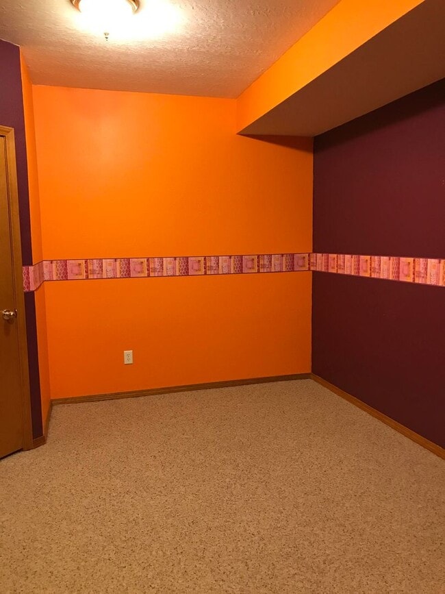 Building Photo - Walkout Basement Home Must See