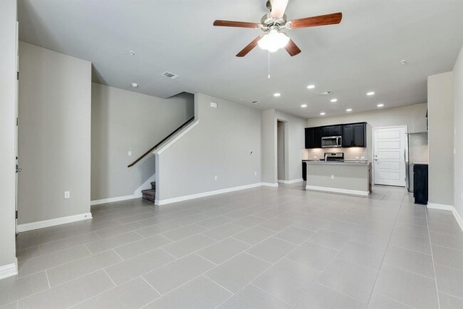 Building Photo - 13800 Lyndhurst St