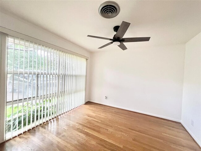 Building Photo - 5546 Beechnut St