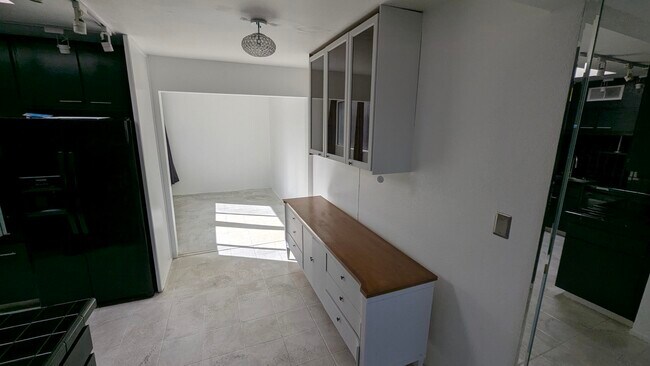 Building Photo - 425 Bradshaw E Ln