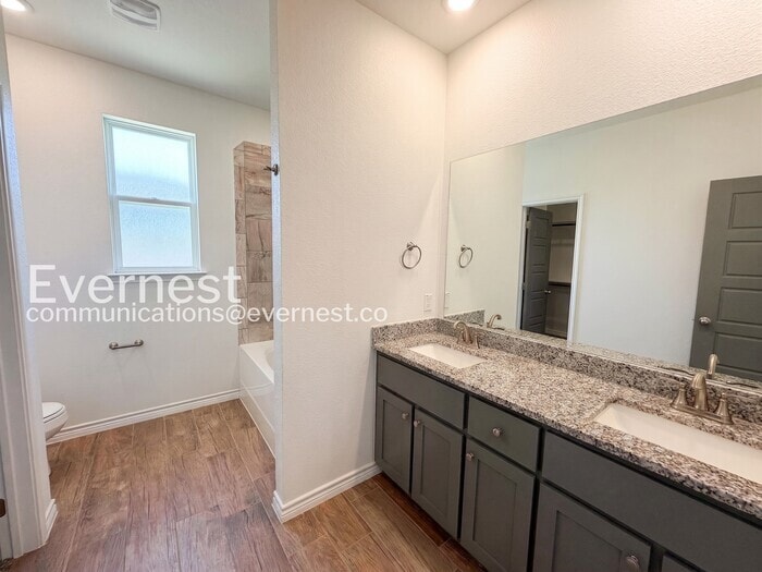 Building Photo - 2207 Hornbeam St
