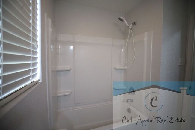 Building Photo - Beautiful 3 bed / 2 bath home with a fence...