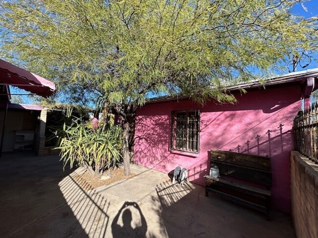Building Photo - 2 bedrooms-1 bath - on 4th Ave