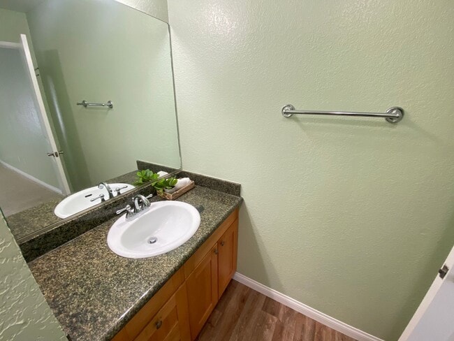 Building Photo - Top Floor Large, Bright & Spacious Two Bedroom Condo W/ Parking & Laundry!