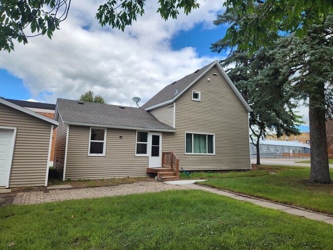 Primary Photo - 111 6th Ave S