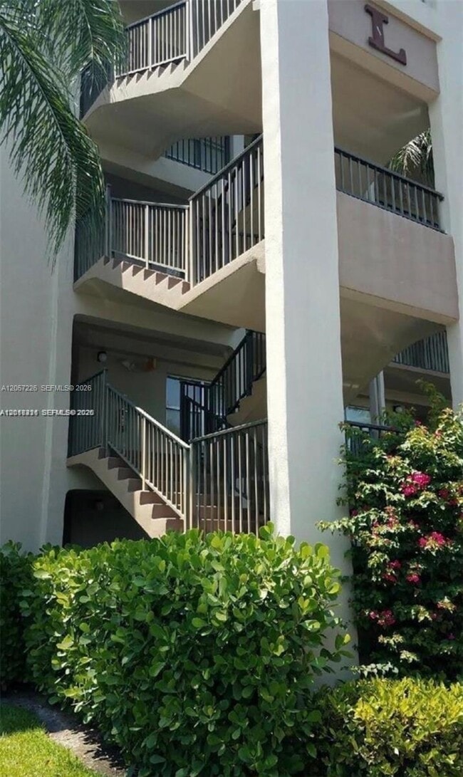 Building Photo - 550 SW 137th Ave