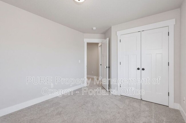 Building Photo - 1730 NE Gilbert Ln