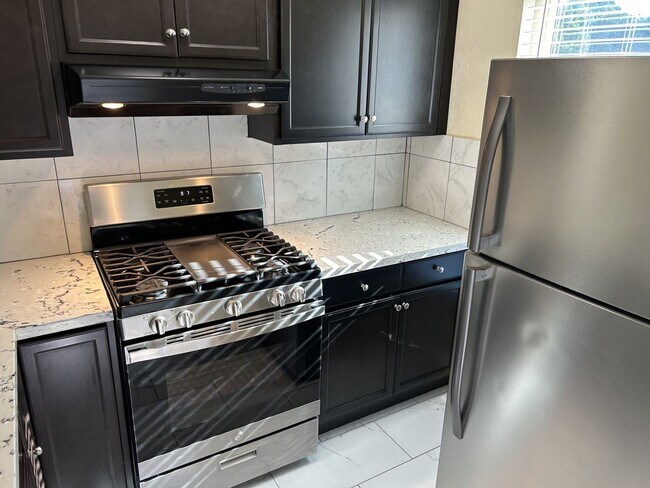 Building Photo - Spacious Townhome in Desirable Fairfield Area