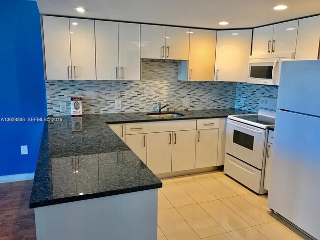 Building Photo - 13155 Ixora Ct