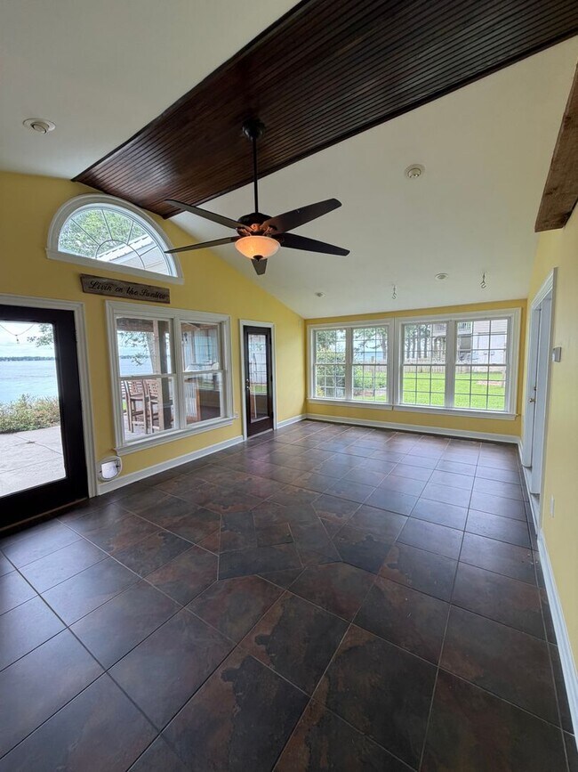 Building Photo - Fabulous 3 bedroom 2 bath in waterfront community!