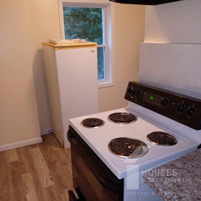 Building Photo - 122 Owens St